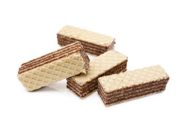 Beyaz arka planda izole edilmiş kremalı fındıklı gevrek gofretler.