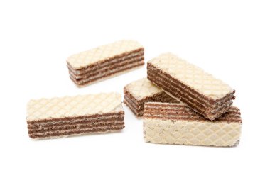 Beyaz arka planda izole edilmiş kremalı fındıklı gevrek gofretler.