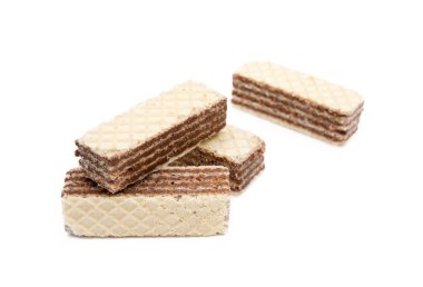 Beyaz arka planda izole edilmiş kremalı fındıklı gevrek gofretler.