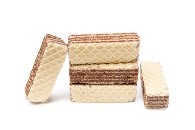 Beyaz arka planda izole edilmiş kremalı fındıklı gevrek gofretler.