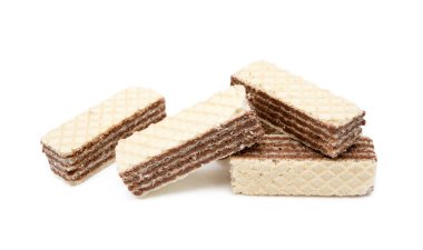 Beyaz arka planda izole edilmiş kremalı fındıklı gevrek gofretler.