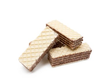 Beyaz arka planda izole edilmiş kremalı fındıklı gevrek gofretler.