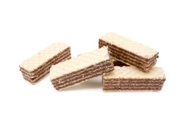 Beyaz arka planda izole edilmiş kremalı fındıklı gevrek gofretler.