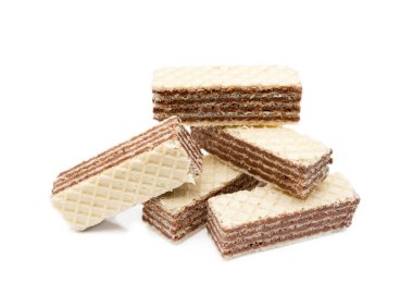 Beyaz arka planda izole edilmiş kremalı fındıklı gevrek gofretler.