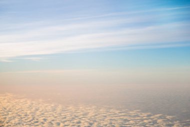 Arka plan, bulutların üstünde