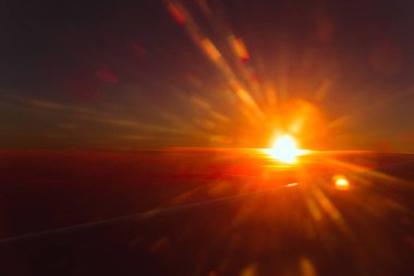 Arka plan, bulutların üzerinde gün batımı