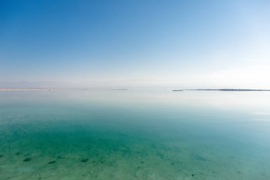 Ölü Deniz, gökyüzü ve güneş