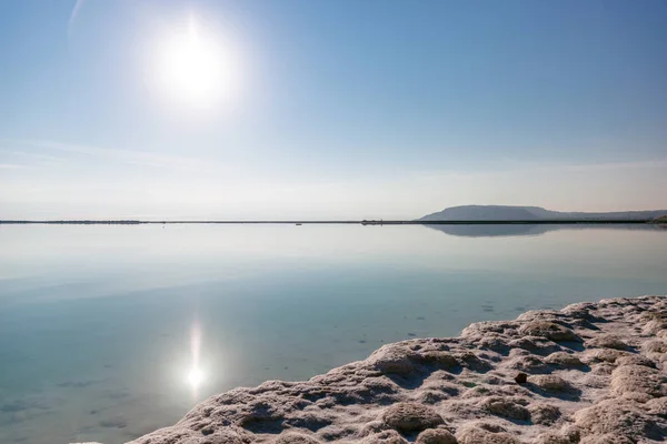 Ölü Deniz, gökyüzü ve güneş