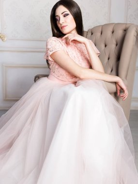 Pembe elbiseli bir genç kız