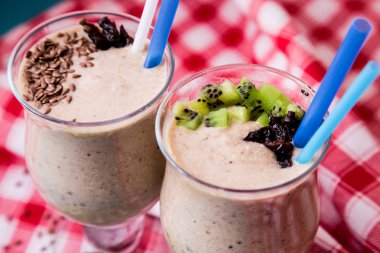 Baharat ve meyve ile dekore edilmiş protein sallamak