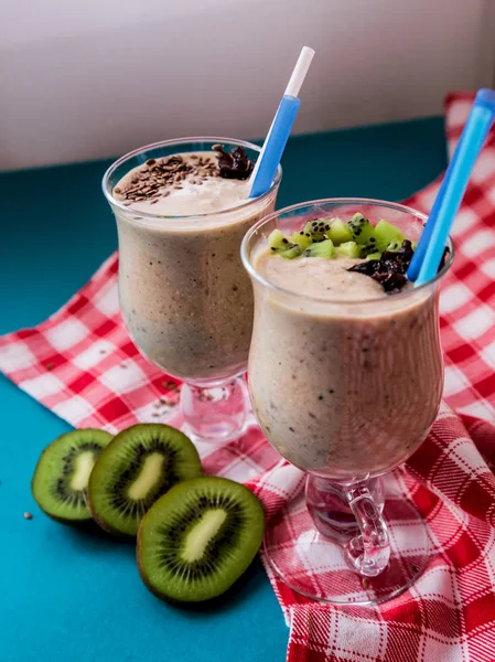 Baharat ve meyve ile dekore edilmiş protein sallamak