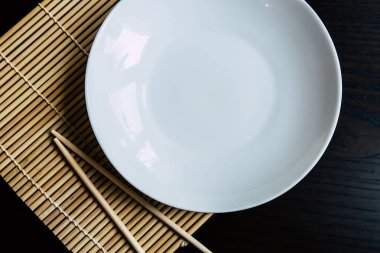 Beyaz tabak ve yemek çubukları