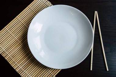 Beyaz tabak ve yemek çubukları