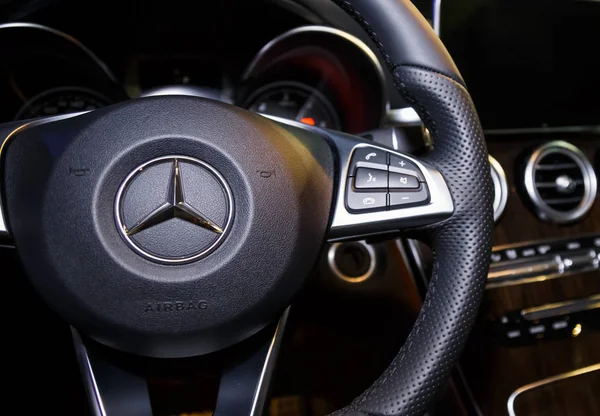 Präsentation des neuen mercedes-benz.Detail des Autos, Seitenruder — Stockfoto