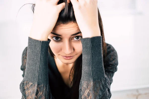 Una ragazza dai capelli scuri — Foto Stock