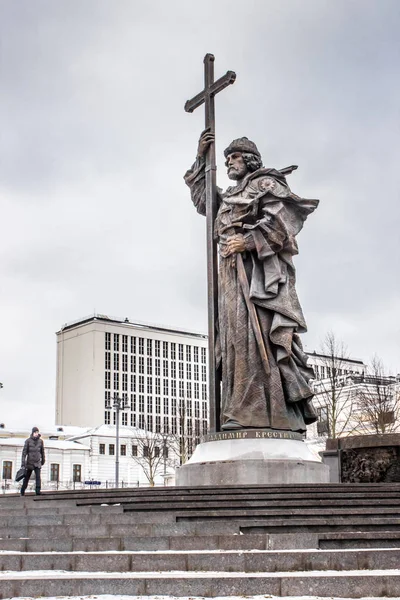 Kutsal Prens Vladimir Kremlin yakınındaki Borovitskaya meydanında büyük anıt.