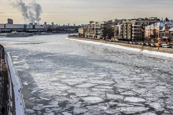 El río "Moscú". Centro de la ciudad . — Foto de Stock