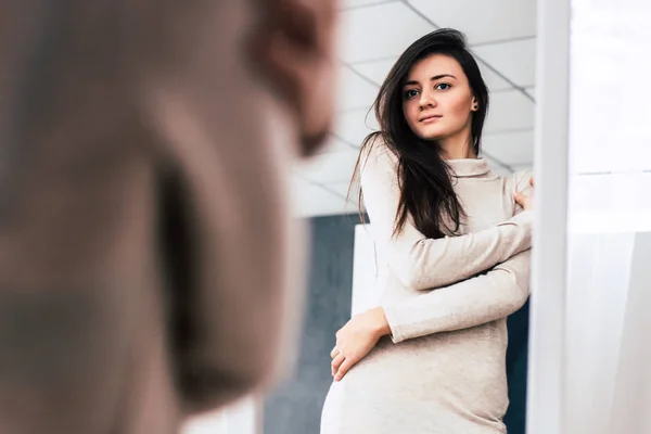 güzel kız aynaya bakıyorum