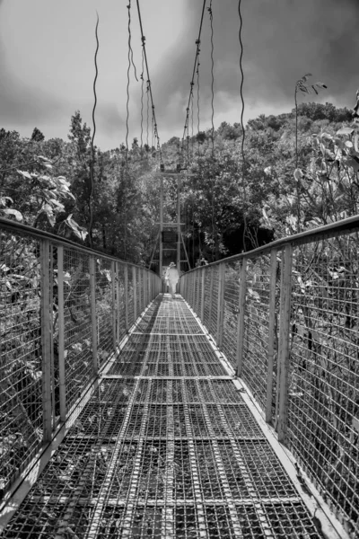Man Rope Passing Bridge Suspended Mountains Armenia — Stock Photo, Image