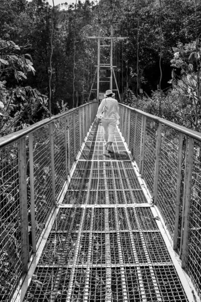 Mann Seilt Sich Über Eine Zwischen Bergen Hängende Brücke Armenien — Stockfoto