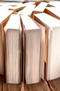 Bir kitapçıda ya da kütüphanede birçok kitap var. soyut.