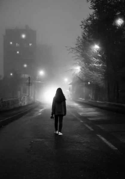 女孩子天黑走在大街上 — 图库照片