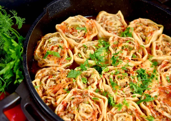 Bolinhos Forma Rosas Prato Quente Massa Carne — Fotografia de Stock