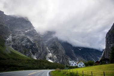 Yol Norveç Dağları sis ve bulutlar