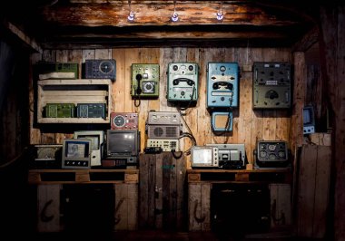 Ahşap duvar Retro cihazlarda. Vintage ölçüm aletleri bir ahırda. Eski telefonları.