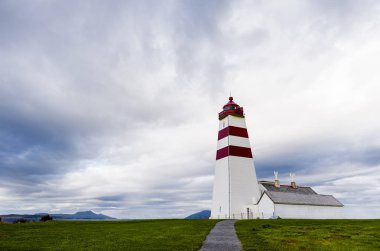 Alnes deniz feneri bulutlu havalarda Alesund yakınındaki adada. Norveç.