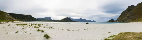 Panoráma Haukland Strand Lofoten Szigetek Felhős Időjárás Hegyek Homokos Part Jogdíjmentes Stock Fotók