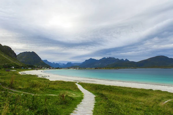 Rambergstranda Strand Lofoten Szigetek Felhős Időjárás Hegyek Homokos Strandtól Azúrkék Stock Kép