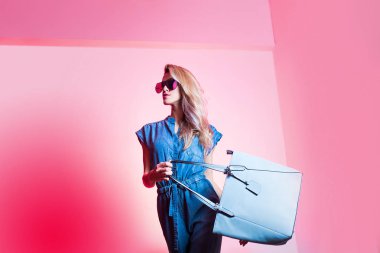  güzel genç kız kadın çanta ile poz