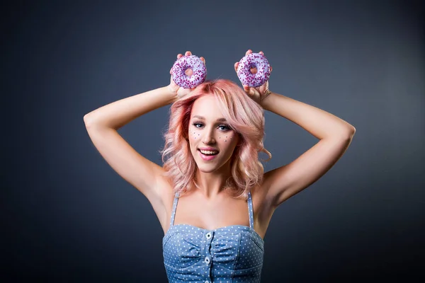 Schöne Mädchen mit Donuts fotografiert Stockfoto