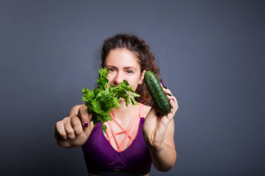 Genç esmer kadın sağlıklı bir hayat sürmeye karar verdi, bağırsakları normalleştirdi ve vücudunu geliştirdi.