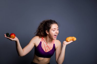 Genç esmer kadın sağlıklı bir hayat sürmeye karar verdi, bağırsakları normalleştirdi ve vücudunu geliştirdi.