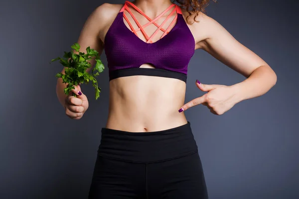 Genç esmer kadın sağlıklı bir hayat sürmeye karar verdi, bağırsakları normalleştirdi ve vücudunu geliştirdi.