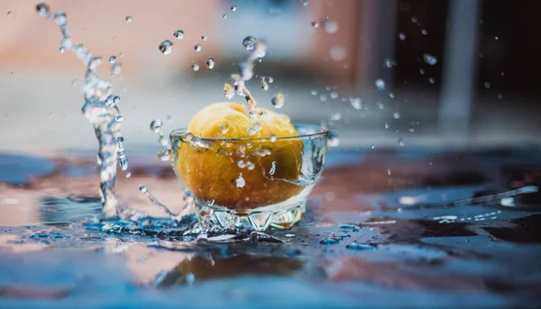 Яблоки в водяном потоке, стоящие на открытом воздухе — стоковое фото