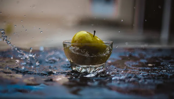 Apel dalam aliran air berdiri di atas kaca luar — Stok Foto