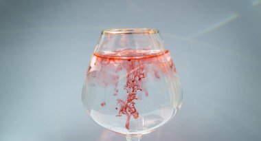 Kırmızı ve sarı mürekkep ile dolu bardak şarap