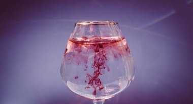 Kırmızı ve sarı mürekkep ile dolu bardak şarap