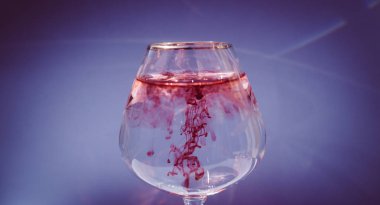 Kırmızı ve sarı mürekkep ile dolu bardak şarap