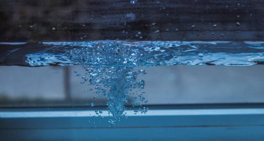 akan su kabarcıkları ile