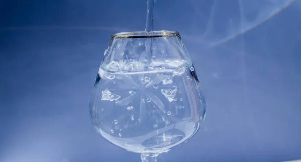 Spetteren in een glas water — Stockfoto