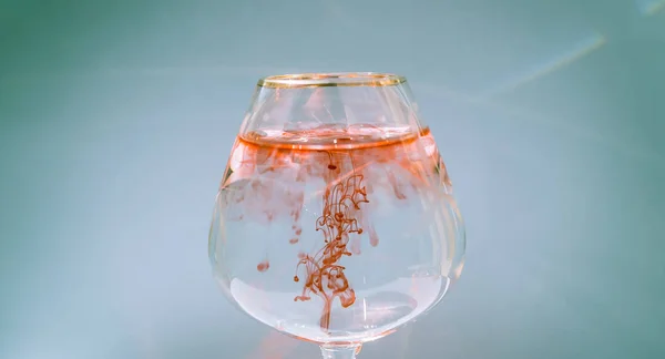Wijnglas gevuld met rode en gele inkt — Gratis stockfoto