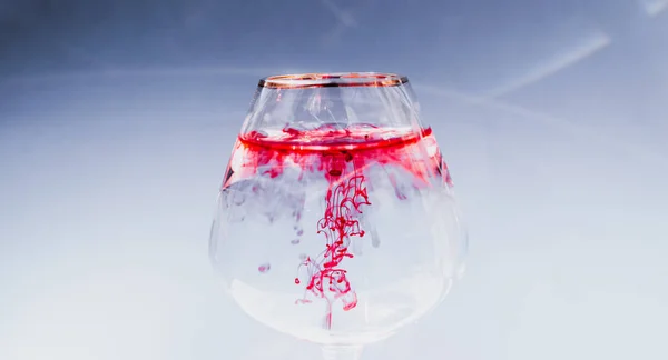 Kırmızı ve sarı mürekkep ile dolu bardak şarap — Stok fotoğraf
