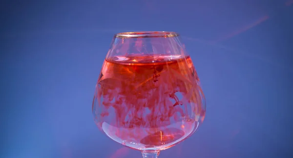 Sticlă de vin umplută cu cerneală roșie și galbenă — Fotografie, imagine de stoc