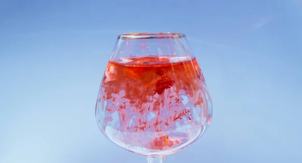 Sklenice na víno s červeným a žlutým inkoustem — Stock fotografie
