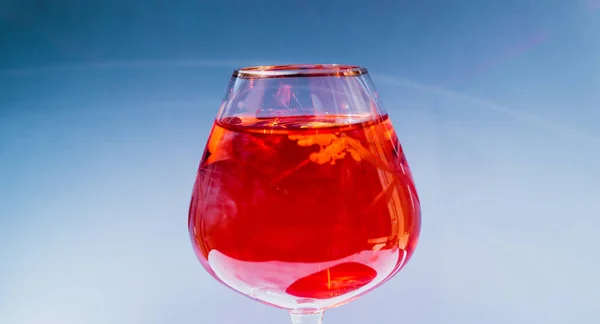 葡萄酒杯满红色和黄色油墨 — 免费的图库照片
