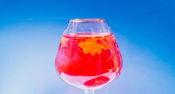 Copo de vinho cheio de tinta vermelha e amarela — Fotografia de Stock